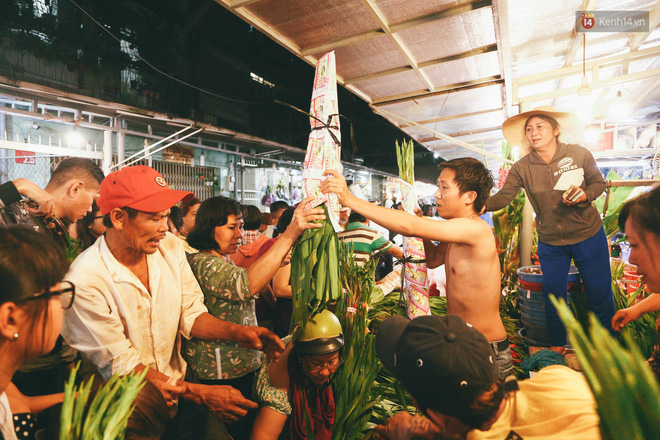 Chợ hoa lớn nhất Sài Gòn tấp nập kẻ bán người mua tối 29 Tết, tiểu thương tươi như hoa vì bán được hàng