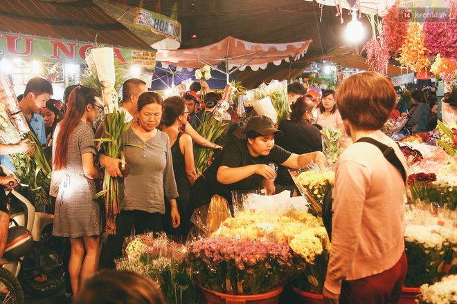 Chợ hoa lớn nhất Sài Gòn tấp nập kẻ bán người mua tối 29 Tết, tiểu thương tươi như hoa vì bán được hàng