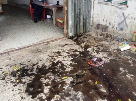 Đi đòi nợ thuê, nhóm người bặm trợn mang cơm ra ăn, ngồi lì trong nhà dân ngày Tết