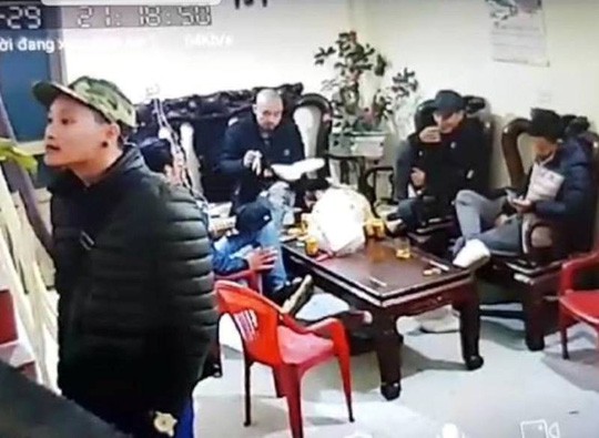 Đi đòi nợ thuê, nhóm người bặm trợn mang cơm ra ăn, ngồi lì trong nhà dân ngày Tết