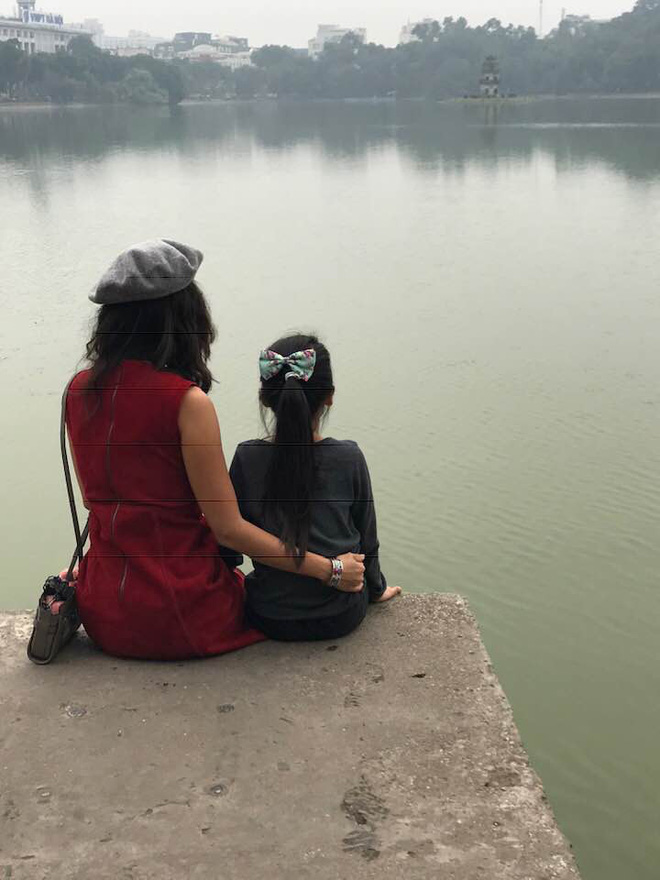 Nữ Việt Kiều bị giật túi xách lúc chụp ảnh ở Sài Gòn: Trong túi có 2.000 đô Singapore và 5 thẻ tín dụng, treo thưởng 10 triệu đồng cho ai tìm lại được