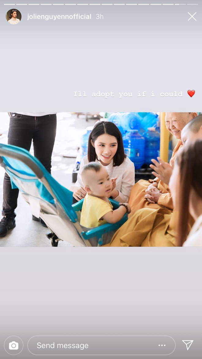 Rich kid Việt khoe nhà trang hoàng sang chảnh, hộp mứt vàng đón Tết