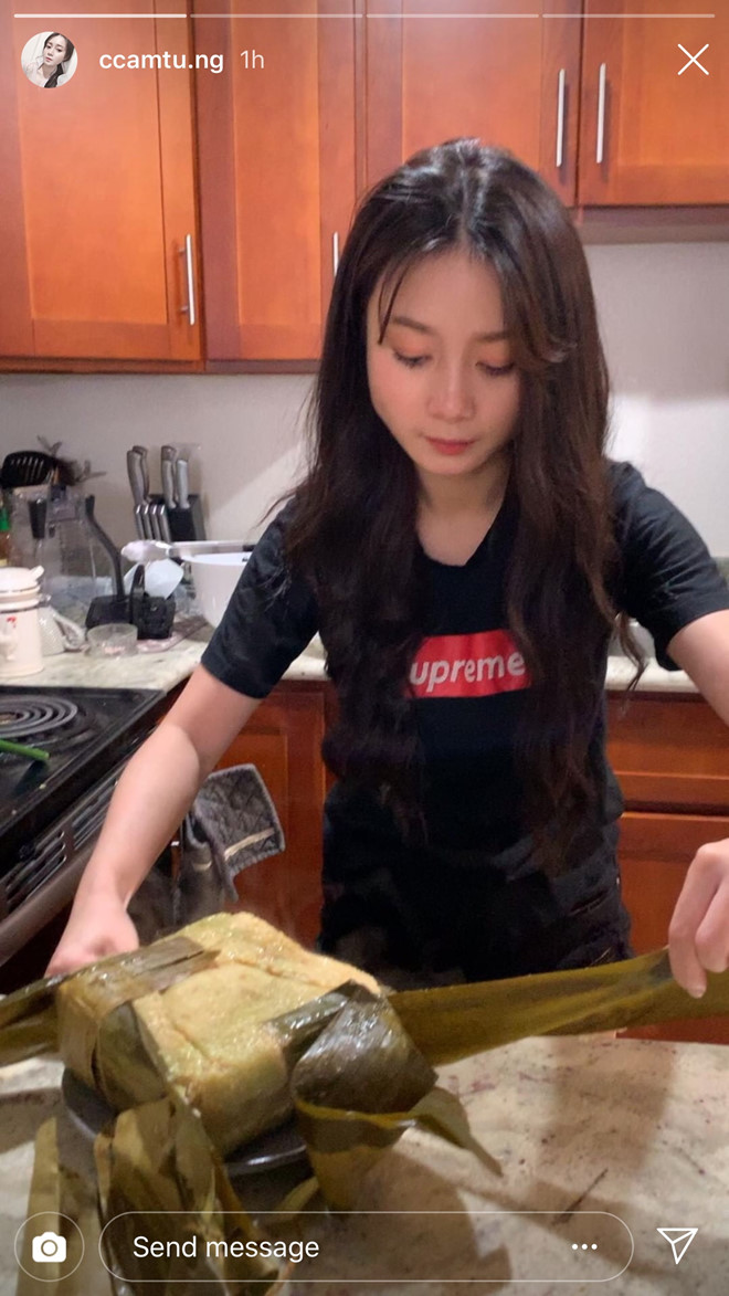 Rich kid Việt khoe nhà trang hoàng sang chảnh, hộp mứt vàng đón Tết