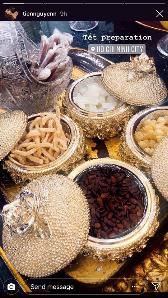 Rich kid Việt khoe nhà trang hoàng sang chảnh, hộp mứt vàng đón Tết