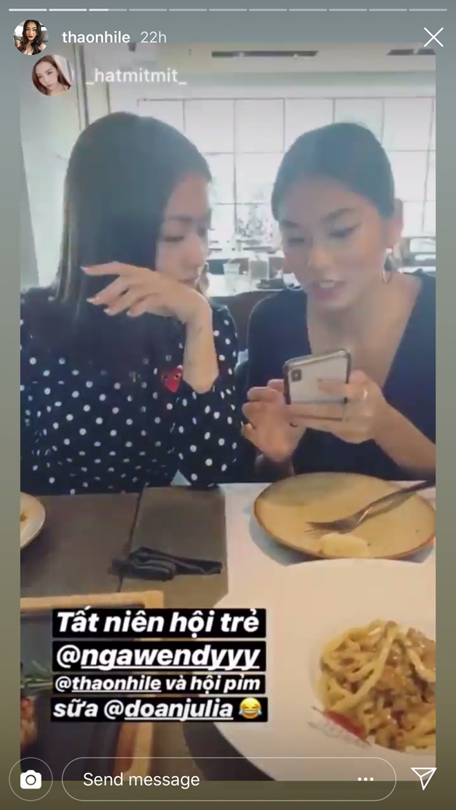 Rich kid Việt khoe nhà trang hoàng sang chảnh, hộp mứt vàng đón Tết