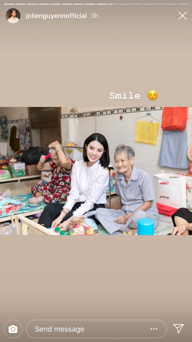 Rich kid Việt khoe nhà trang hoàng sang chảnh, hộp mứt vàng đón Tết