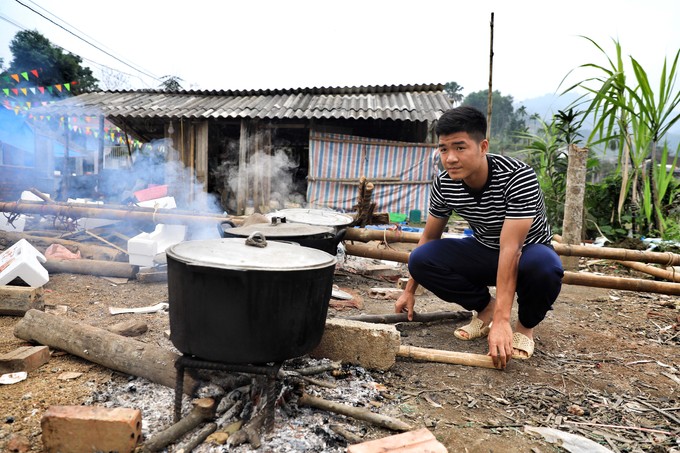 Tiền đạo Hà Đức Chinh phụ mẹ gói bánh chưng ngày 30 Tết