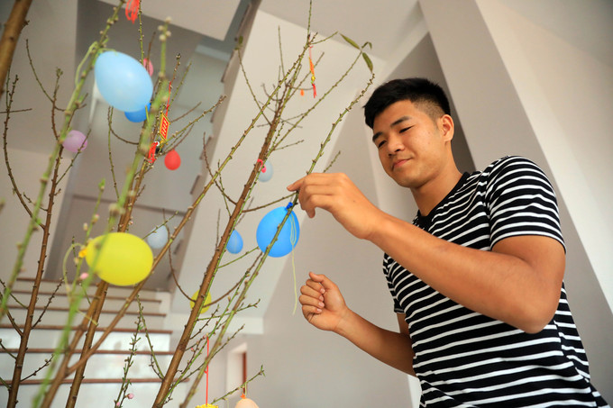 Tiền đạo Hà Đức Chinh phụ mẹ gói bánh chưng ngày 30 Tết