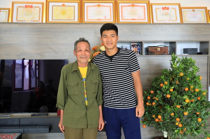 Tiền đạo Hà Đức Chinh phụ mẹ gói bánh chưng ngày 30 Tết