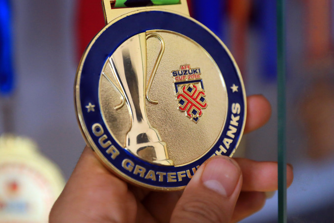 Tiền đạo Hà Đức Chinh phụ mẹ gói bánh chưng ngày 30 Tết