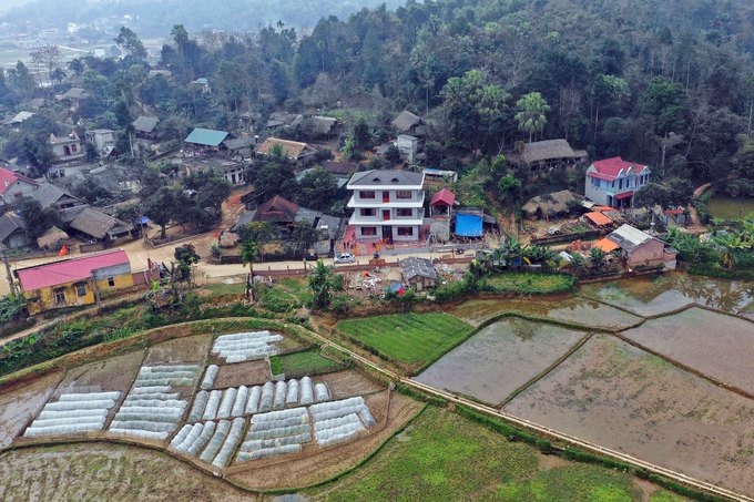 Tiền đạo Hà Đức Chinh phụ mẹ gói bánh chưng ngày 30 Tết