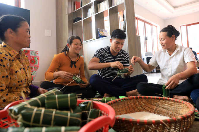 Tiền đạo Hà Đức Chinh phụ mẹ gói bánh chưng ngày 30 Tết