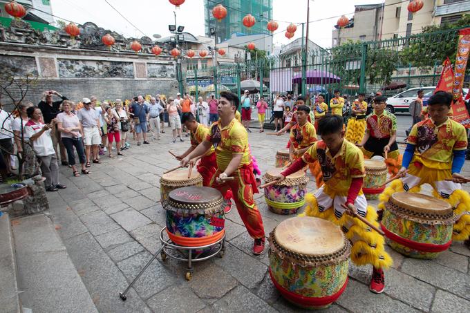 Hàng chục đoàn lân sư rồng xin lộc cầu may ở Sài Gòn