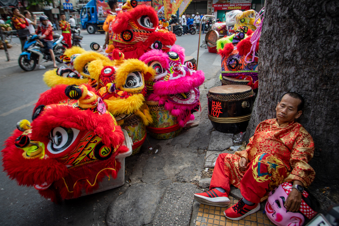 Hàng chục đoàn lân sư rồng xin lộc cầu may ở Sài Gòn