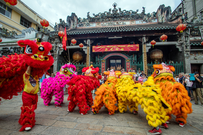 Hàng chục đoàn lân sư rồng xin lộc cầu may ở Sài Gòn