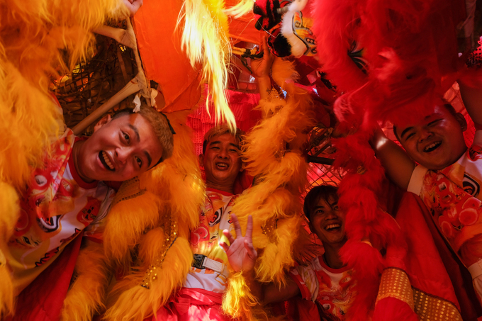 Hàng chục đoàn lân sư rồng xin lộc cầu may ở Sài Gòn