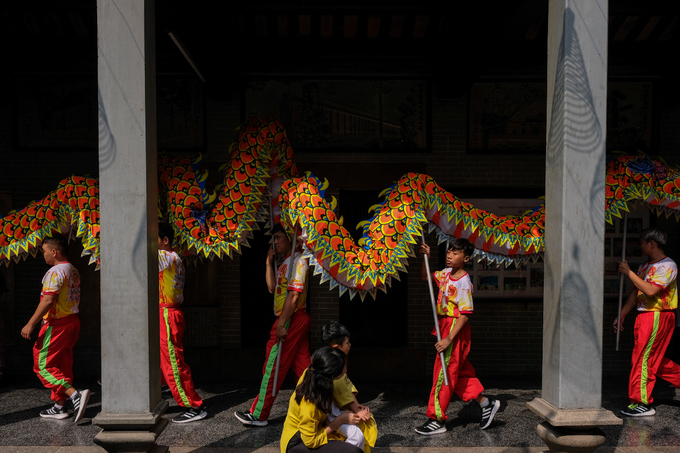 Hàng chục đoàn lân sư rồng xin lộc cầu may ở Sài Gòn