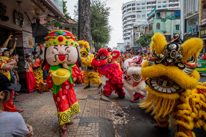 Hàng chục đoàn lân sư rồng xin lộc cầu may ở Sài Gòn
