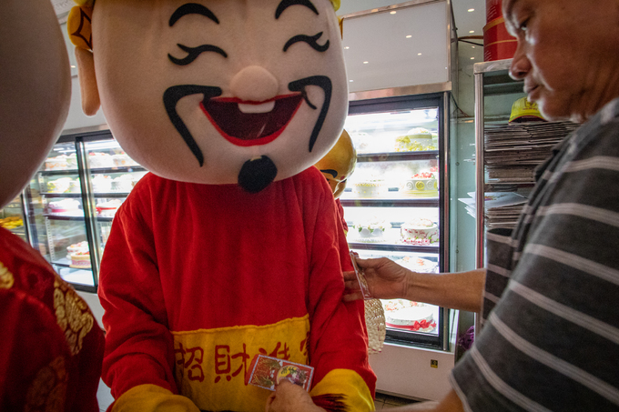 Hàng chục đoàn lân sư rồng xin lộc cầu may ở Sài Gòn