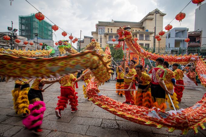 Hàng chục đoàn lân sư rồng xin lộc cầu may ở Sài Gòn