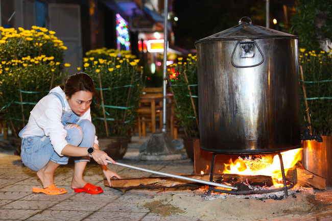 Mỹ Tâm quây quần bên gia đình, trổ tài nấu bánh tét, làm mứt dịp Tết