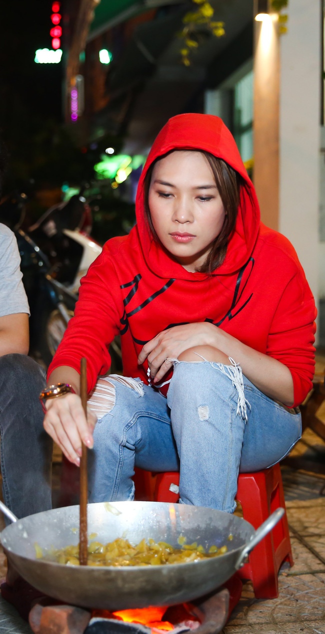 Mỹ Tâm quây quần bên gia đình, trổ tài nấu bánh tét, làm mứt dịp Tết