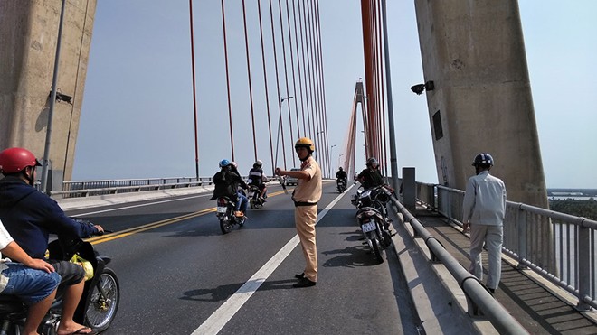 Người đàn ông để lại xe máy nhảy cầu chiều 30 Tết