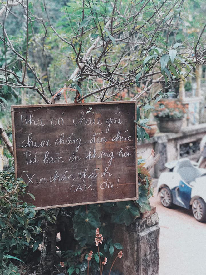 Ông bố và tấm biển trước cửa nhà ngày Tết khiến ai vào cũng phải chú ý
