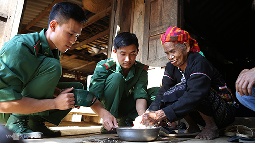 Niềm vui được nhập quốc tịch của bản người Vân Kiều