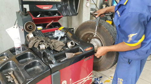 Giá rửa xe, dọn nội thất tăng gấp đôi ngày Tết