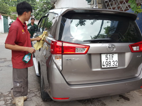 Giá rửa xe, dọn nội thất tăng gấp đôi ngày Tết