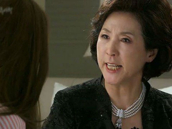 Lấy chồng giàu tôi vẫn phải dấm dúi tiền biếu Tết nhà ngoại, câu nói của chồng khi phát hiện khiến tôi muốn ly hôn