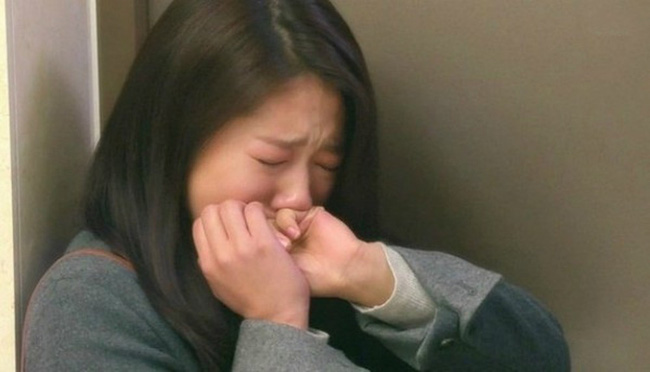 Mắng con dâu như tát nước vì dám mua chiếc váy 100k, mẹ chồng im bặt khi nghe câu nói này từ người hàng xóm