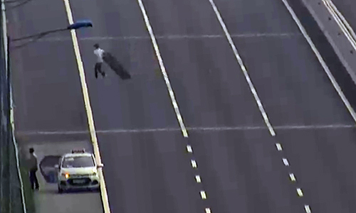 Tài xế taxi nhặt vật cản dài 2m trên cao tốc Hà Nội - Hải Phòng