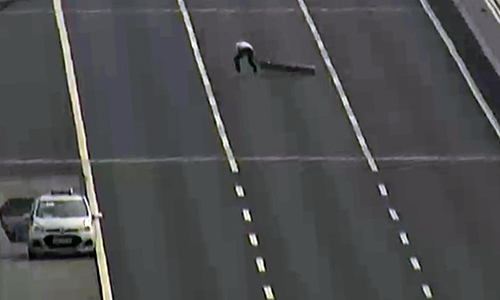 Tài xế taxi nhặt vật cản dài 2m trên cao tốc Hà Nội - Hải Phòng