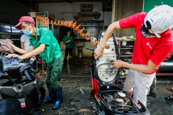 Người dân TP HCM tấp nập mang xe đi rửa ngày cuối năm