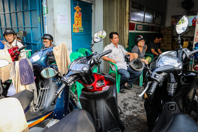 Người dân TP HCM tấp nập mang xe đi rửa ngày cuối năm