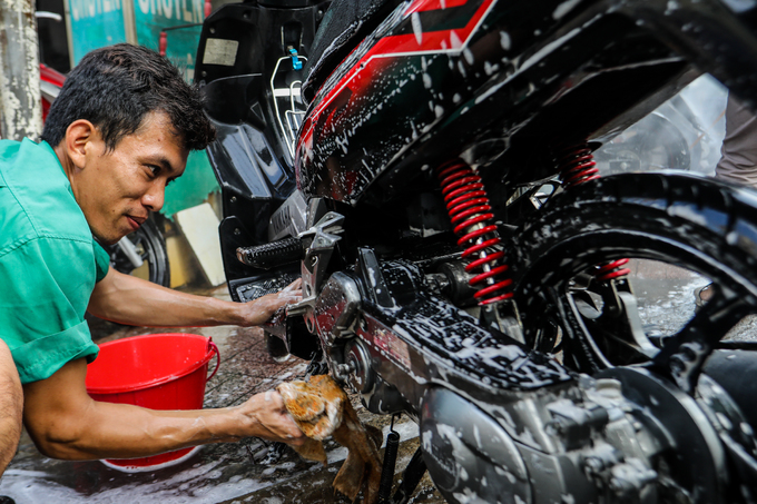 Người dân TP HCM tấp nập mang xe đi rửa ngày cuối năm