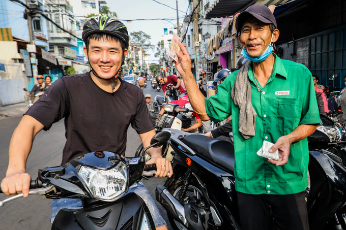 Người dân TP HCM tấp nập mang xe đi rửa ngày cuối năm