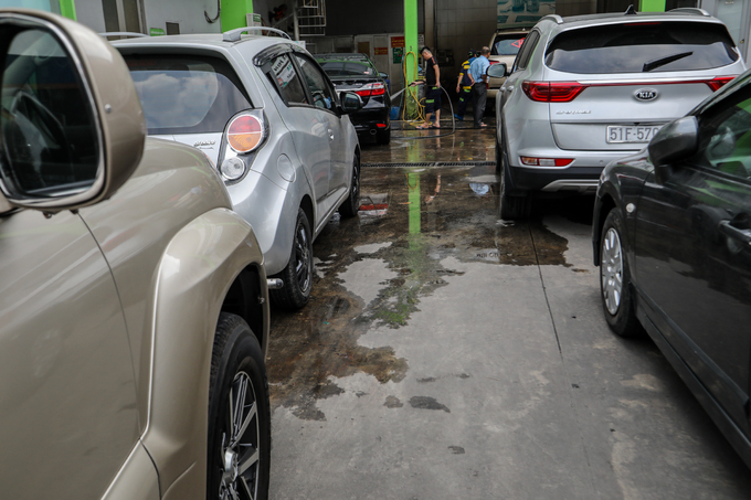 Người dân TP HCM tấp nập mang xe đi rửa ngày cuối năm