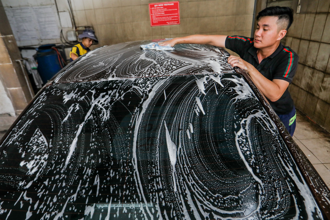 Người dân TP HCM tấp nập mang xe đi rửa ngày cuối năm