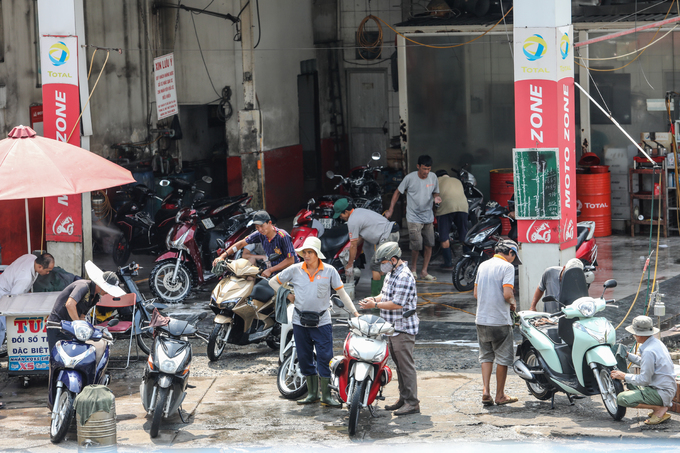 Người dân TP HCM tấp nập mang xe đi rửa ngày cuối năm