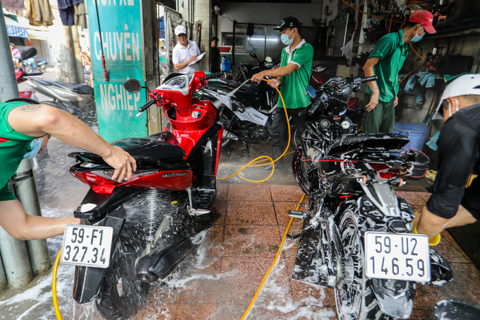 Người dân TP HCM tấp nập mang xe đi rửa ngày cuối năm