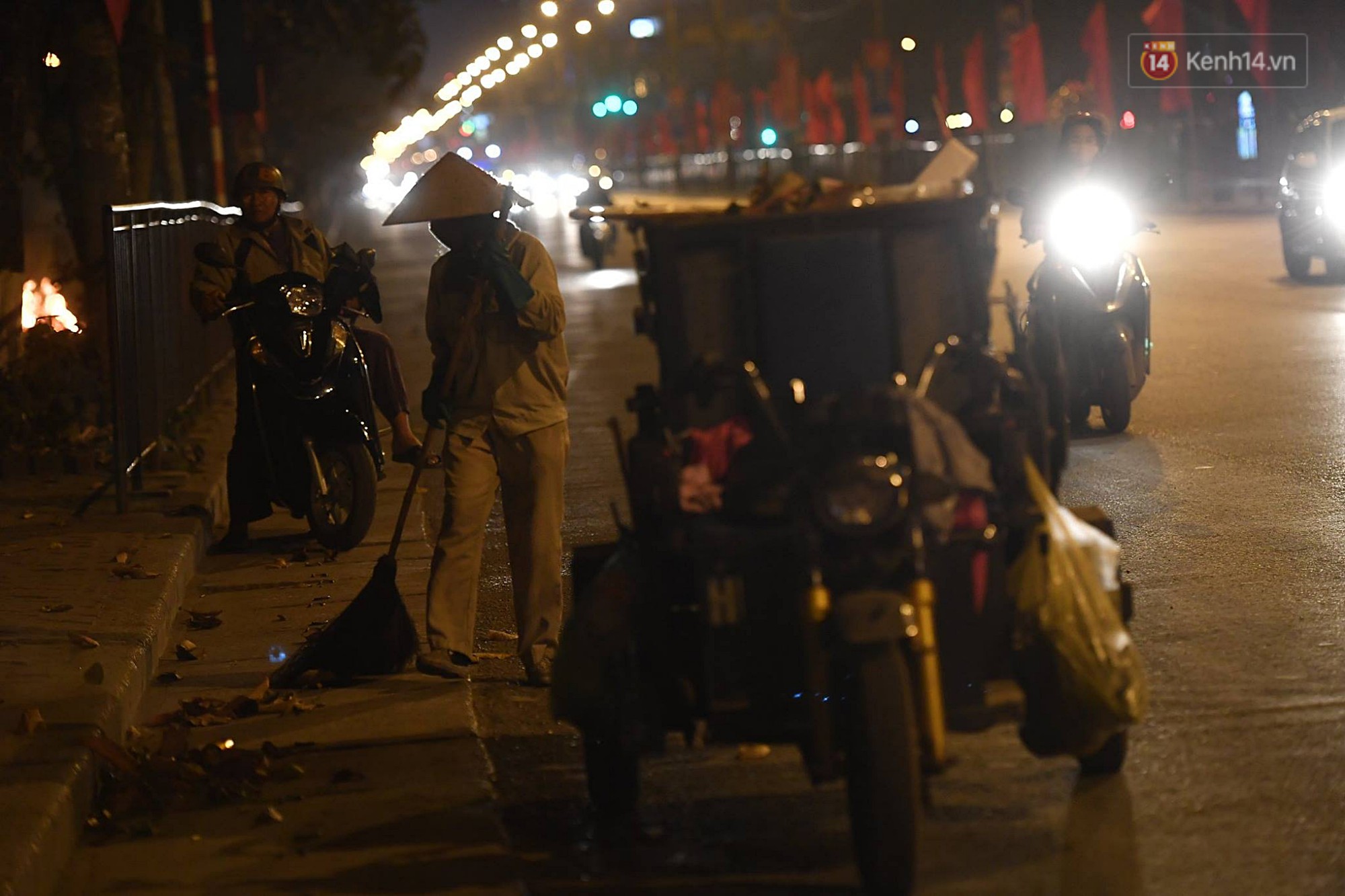 Công nhân vệ sinh môi trường ở Hà Nội hối hả chiều 30 Tết, tất bật hoàn thành công việc trước giao thừa