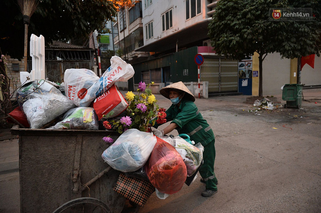 Công nhân vệ sinh môi trường ở Hà Nội hối hả chiều 30 Tết, tất bật hoàn thành công việc trước giao thừa