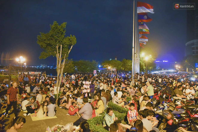 Pháo hoa rợp trời đêm giao thừa, cả nước hân hoan chào đón năm mới Kỷ Hợi 2019