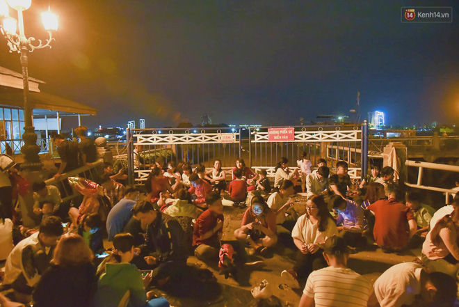 Pháo hoa rợp trời đêm giao thừa, cả nước hân hoan chào đón năm mới Kỷ Hợi 2019