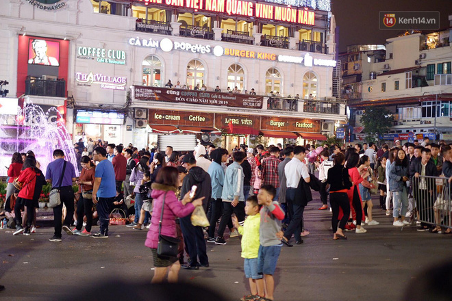 Pháo hoa rợp trời đêm giao thừa, cả nước hân hoan chào đón năm mới Kỷ Hợi 2019