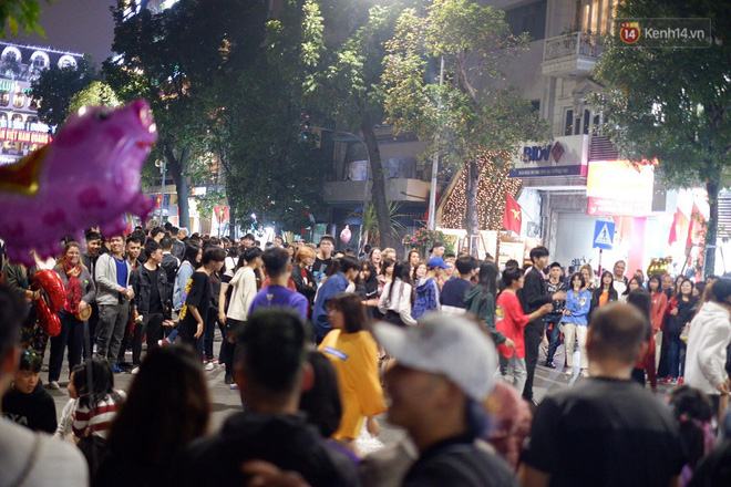 Pháo hoa rợp trời đêm giao thừa, cả nước hân hoan chào đón năm mới Kỷ Hợi 2019