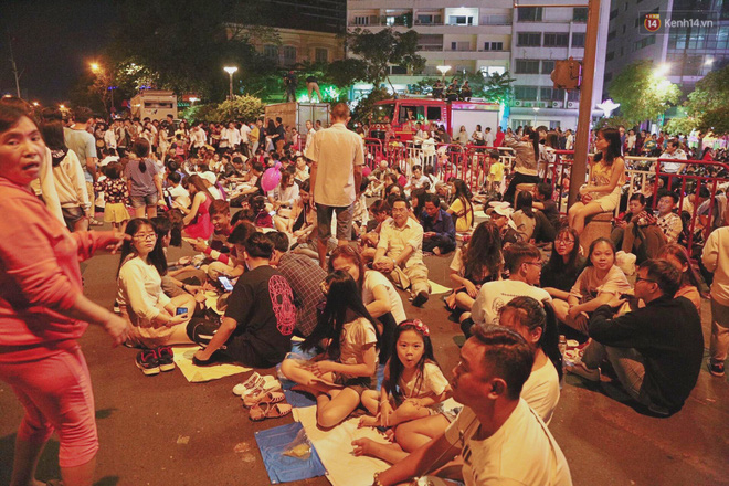 Pháo hoa rợp trời đêm giao thừa, cả nước hân hoan chào đón năm mới Kỷ Hợi 2019